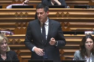 Rui Rocha diz que não é aceitável "um primeiro-ministro em funções receber avenças"