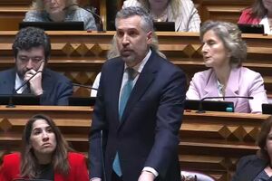 PS chumba moção de confiança e recusa proposta de Montenegro de suspender a sessão para "mais esclarecimentos"