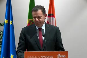 Luís Montenegro diz que a razão da crise política é o "sucesso do atual Governo" e que há políticos a trair o interesse nacional