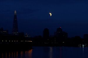 Eclipse parcial da Lua visto no céu de Londres