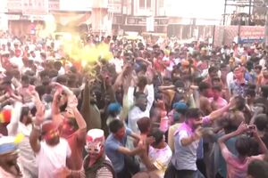 Índia fica mais colorida com o festival Holi  