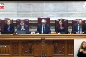 Aguiar-Branco admite "erros" mas diz que se esforçou para dignificar o Parlamento