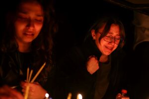 jovens acendem velas