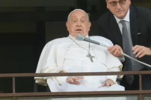 Papa Francisco acena aos fiéis na sua primeira aparição pública em cinco semanas