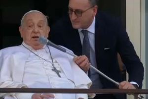 Papa Francisco faz primeira aparição pública