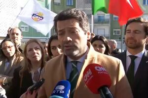 André Ventura recusa retirar cartazes e acusa primeiro-ministro de intolerância democrática