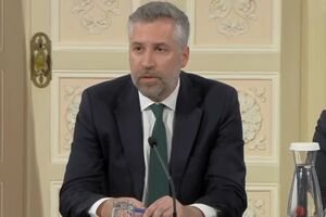 Pedro Nuno Santos critica Governo por sobrecarregar estudantes e falhar na retenção de jovens qualificados