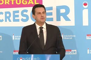 Rui Rocha acusa AD de usar o Estado para empregar autarcas em fim de mandato