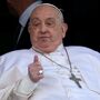 Papa Francisco aparece à janela do hospital no dia em que recebe alta