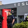 Sete carros da Tesla ardem em concessionária alemã no dia do protesto global contra Musk