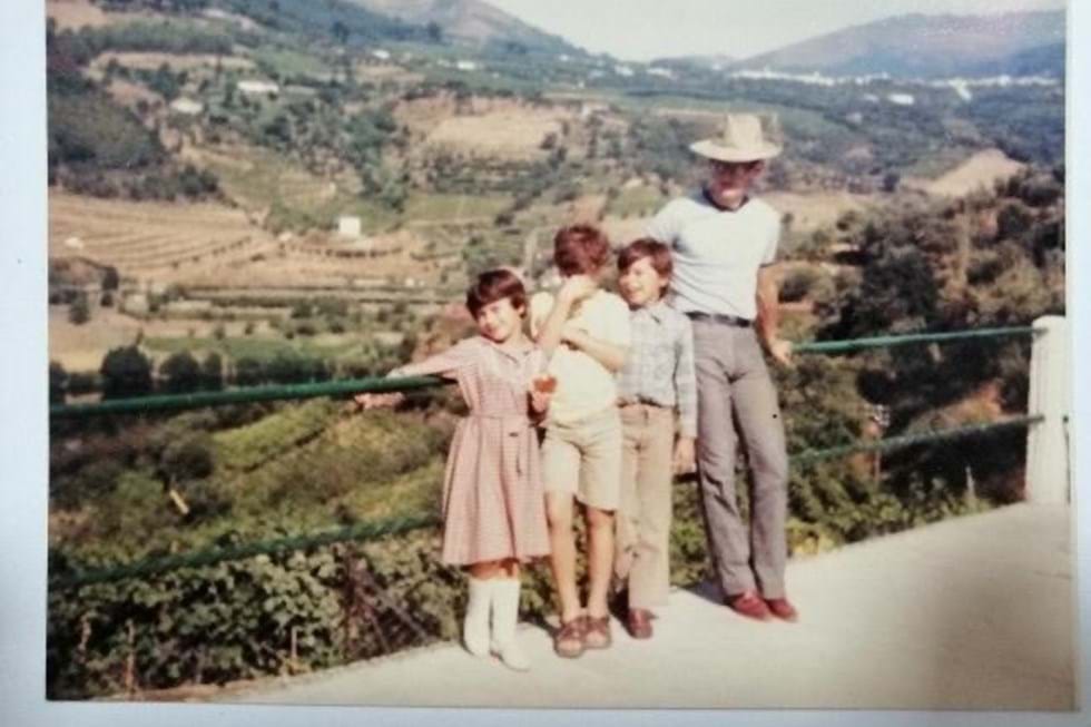 Montenegro com os irmãos, Henrique e  Isabel, e o avô paterno na  quinta da família no Douro