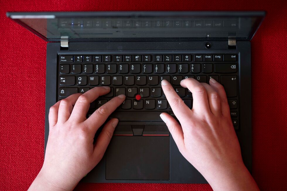 pessoa ao computador