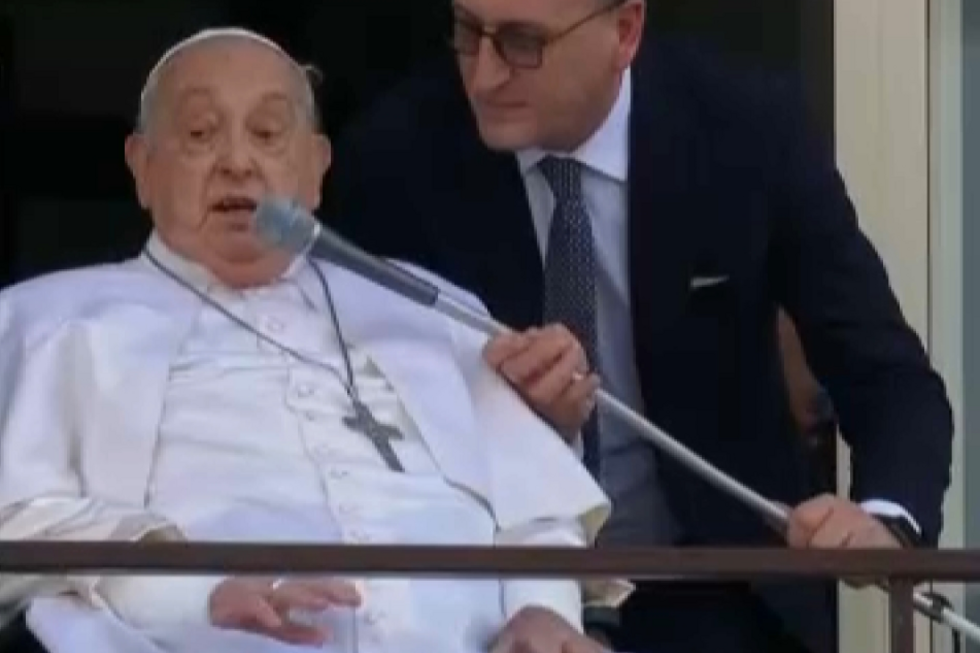 Papa Francisco faz primeira aparição pública