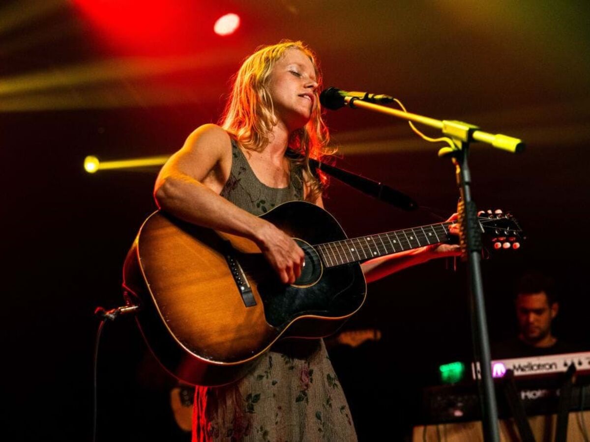 Alice Phoebe Lou volta "a casa" com novos feitiços para cantar