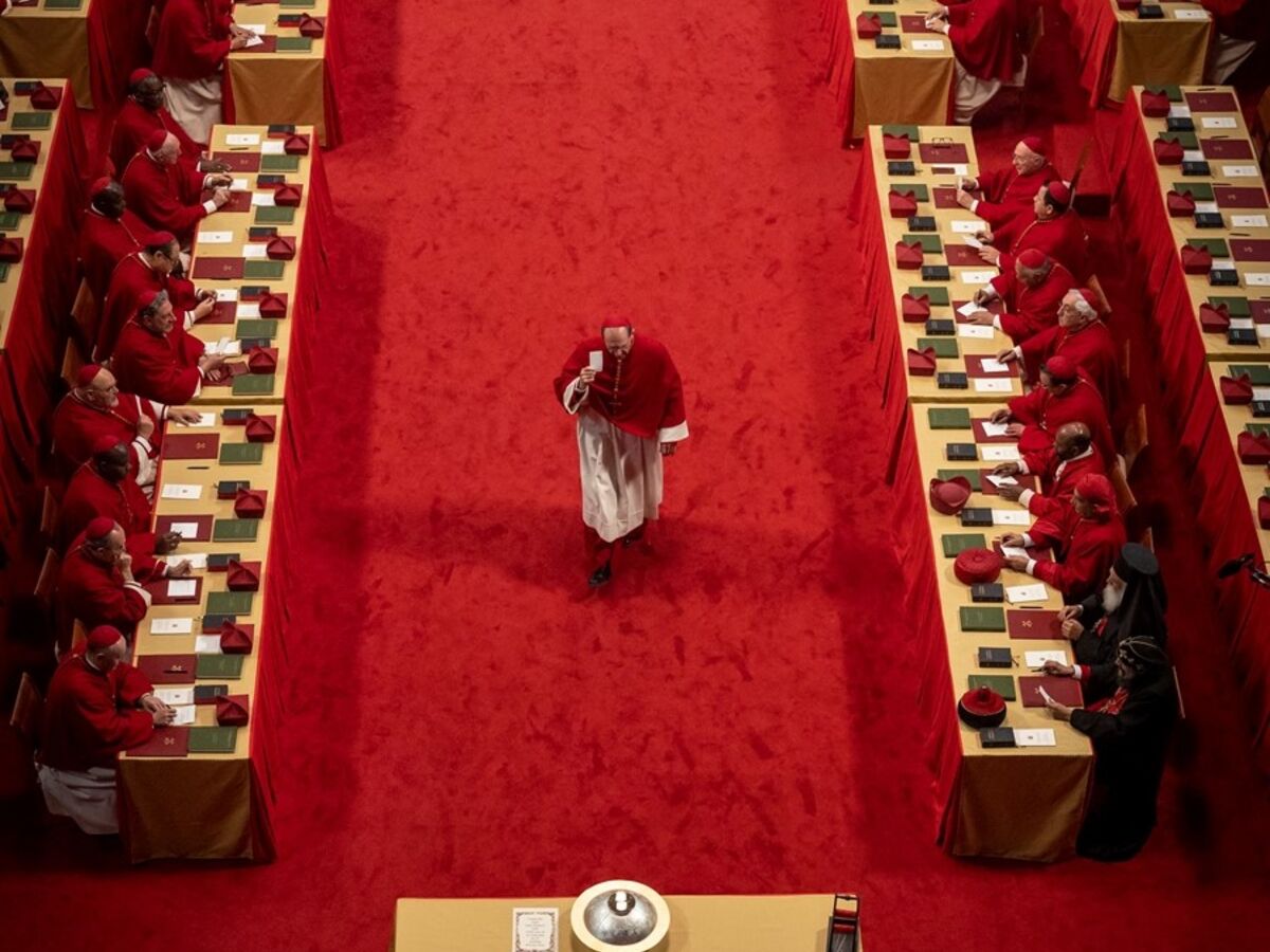 Subornos e lutas: os conclaves mais polémicos