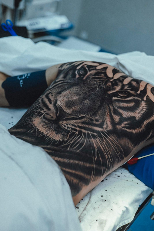 tatuagem leão costas