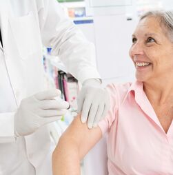 Vacinação de maiores de 60 anos contra VSR reduz infeções e custos no SNS