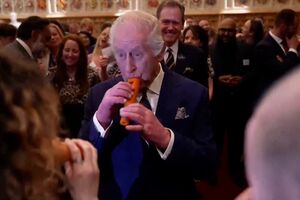 Momento em Rei Carlos III toca música numa flauta de bisel feita de cenoura 