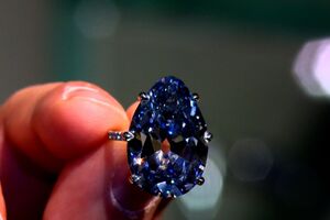 Este raro diamante azul vai ser leiloado em maio