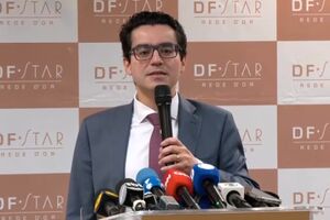 Chefe de equipa médica diz que Jair Bolsonaro está consciente mas permanece interno 