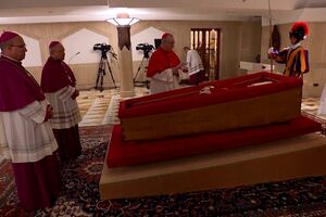 Divulgadas as primeiras imagens do caixão aberto de Papa Francisco