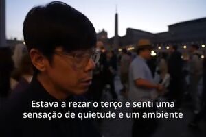 Fiéis reuniram-se ontem no Vaticano para prestar homenagem ao Papa Francisco