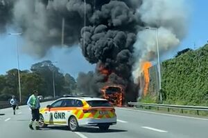 Autocarro com 40 crianças arde na A5. Trânsito cortado