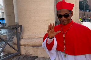 A chegada dos cardeais que vão eleger o próximo Sumo Pontífice ao funeral do Papa Francisco