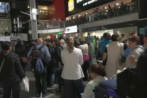 Longas filas para reaver bagagens e obter informações sobre voos cancelados no aeroporto de Lisboa  