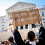 Centenas manifestam-se em frente ao Parlamento para afirmar que 'Violação não tem perdão'