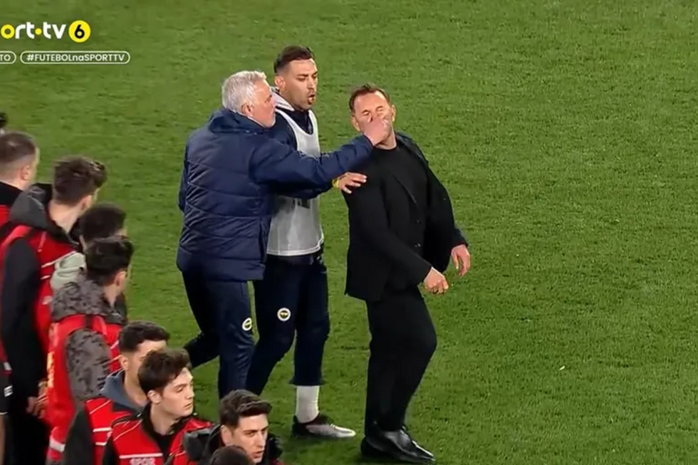 Mourinho aperta nariz do treinador do Galatasaray após ser eliminado nos 'quartos' da Taça da Turquia