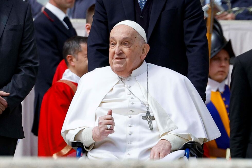 Papa Francisco em cadeira de rodas durante Domingo de Ramos