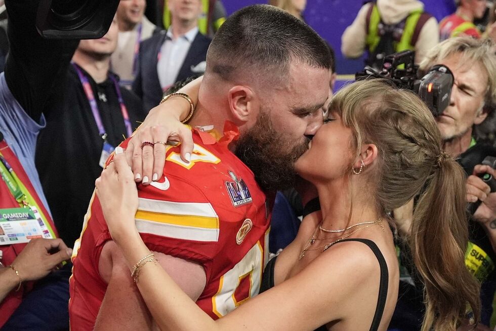 Travis Kelce e Taylor Swift celebram noivado após dois anos