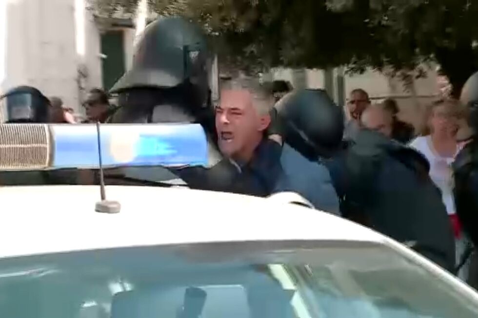 Rui Fonseca e Castro do Ergue-te a ser levado pela polícia 