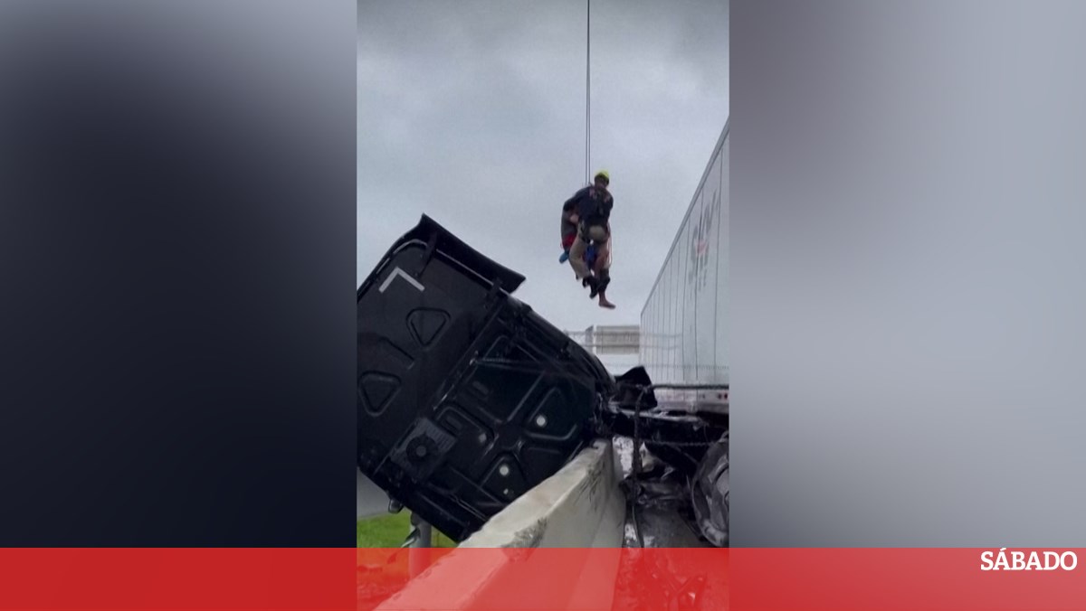 <![CDATA[ Cabine do camião fica pendurada em ponte nos EUA e obriga a resgate do motorista ]]>
