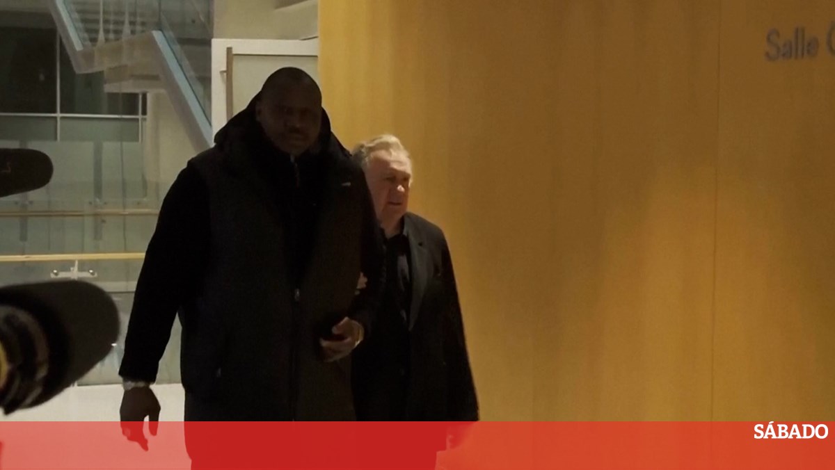 <![CDATA[ A saída de Gérard Depardieu do tribunal após ser condenado por agressão sexual ]]>