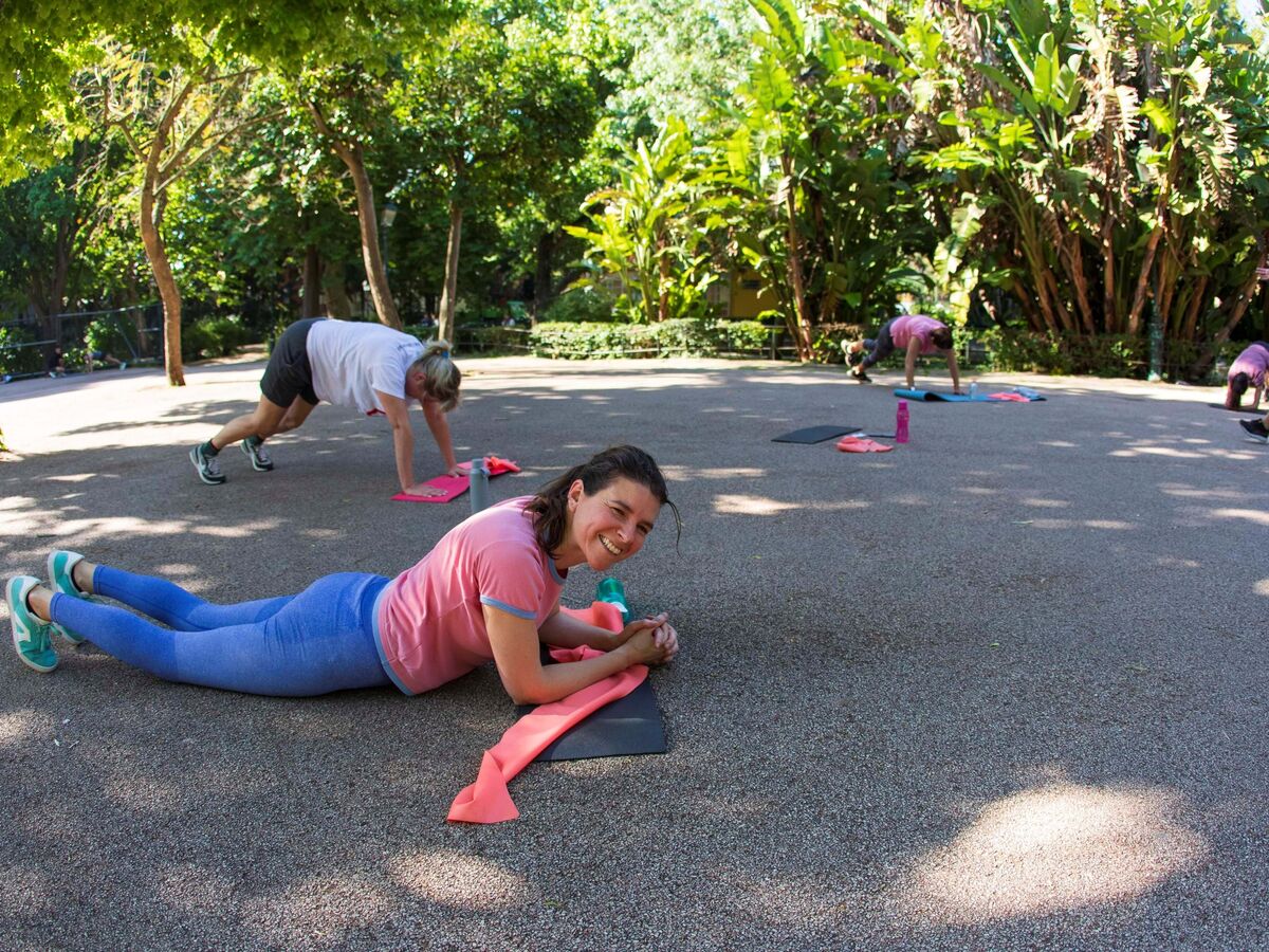 Mulheres que treinam ao sol e à chuva