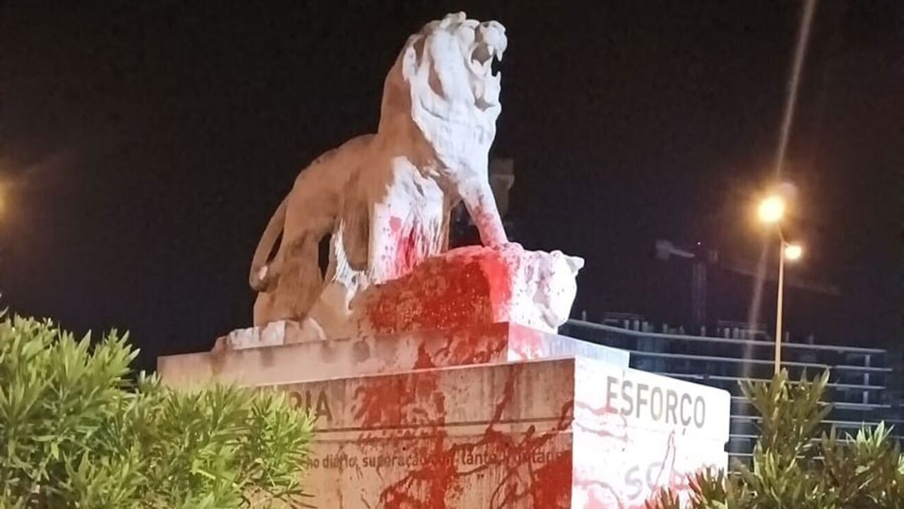 Estátua do leão junto do Estádio de Alvalade vandalizada