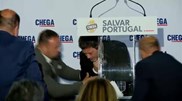 <![CDATA[ O momento em que André Ventura leva a mão ao peito e ao pescoço e cai inanimado no palco ]]>