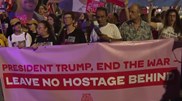 <![CDATA[ Famílias de reféns israelitas em Gaza manifestam-se em frente à embaixada dos EUA em Telavive  ]]>
