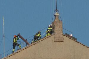 Vaticano prepara-se para o Conclave e chaminé já começou a ser montada na Capela Sistina