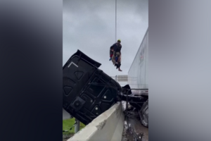Cabine do camião fica pendurada em ponte nos EUA e obriga a resgate do motorista
