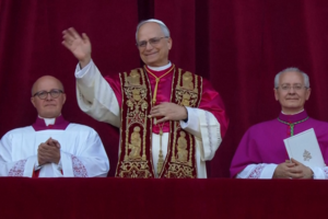 O momento em que o novo Papa se dirigiu pela primeira vez à multidão na Praça de São Pedro