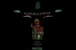 Rio de Janeiro homenageia Papa Leão XIV com projeção no Cristo Redentor