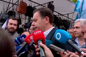 Luís Montenegro irrita-se com pergunta sobre a Spinumviva: "Não tem mais nenhuma pergunta para me fazer todos os dias?"