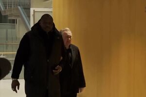 A saída de Gérard Depardieu do tribunal após ser condenado por agressão sexual