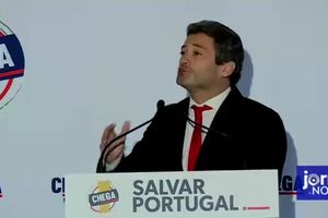 André Ventura sente-se mal durante comício em Tavira e é levado de ambulância