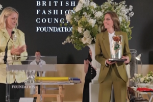 Princesa de Gales marca presença em evento de moda em Londres 
