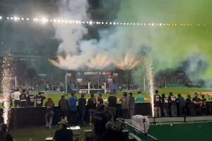 Loucura em Alvalade: Jogadores do Sporting erguem a taça