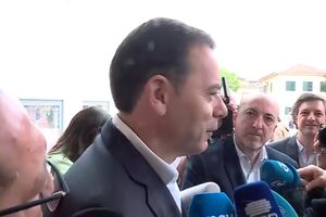 Luís Montenegro vota em Espinho e afasta ideia de discurso antecipado
